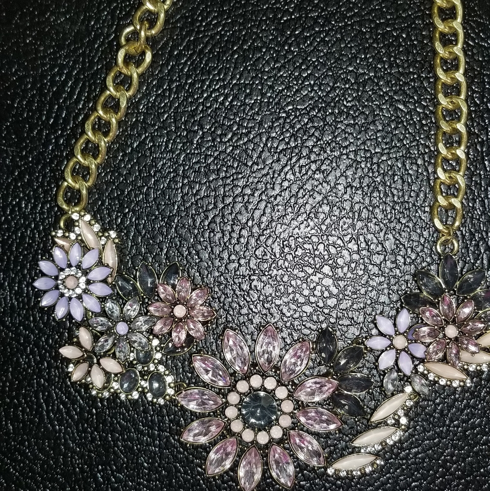 Necklace flower design bold